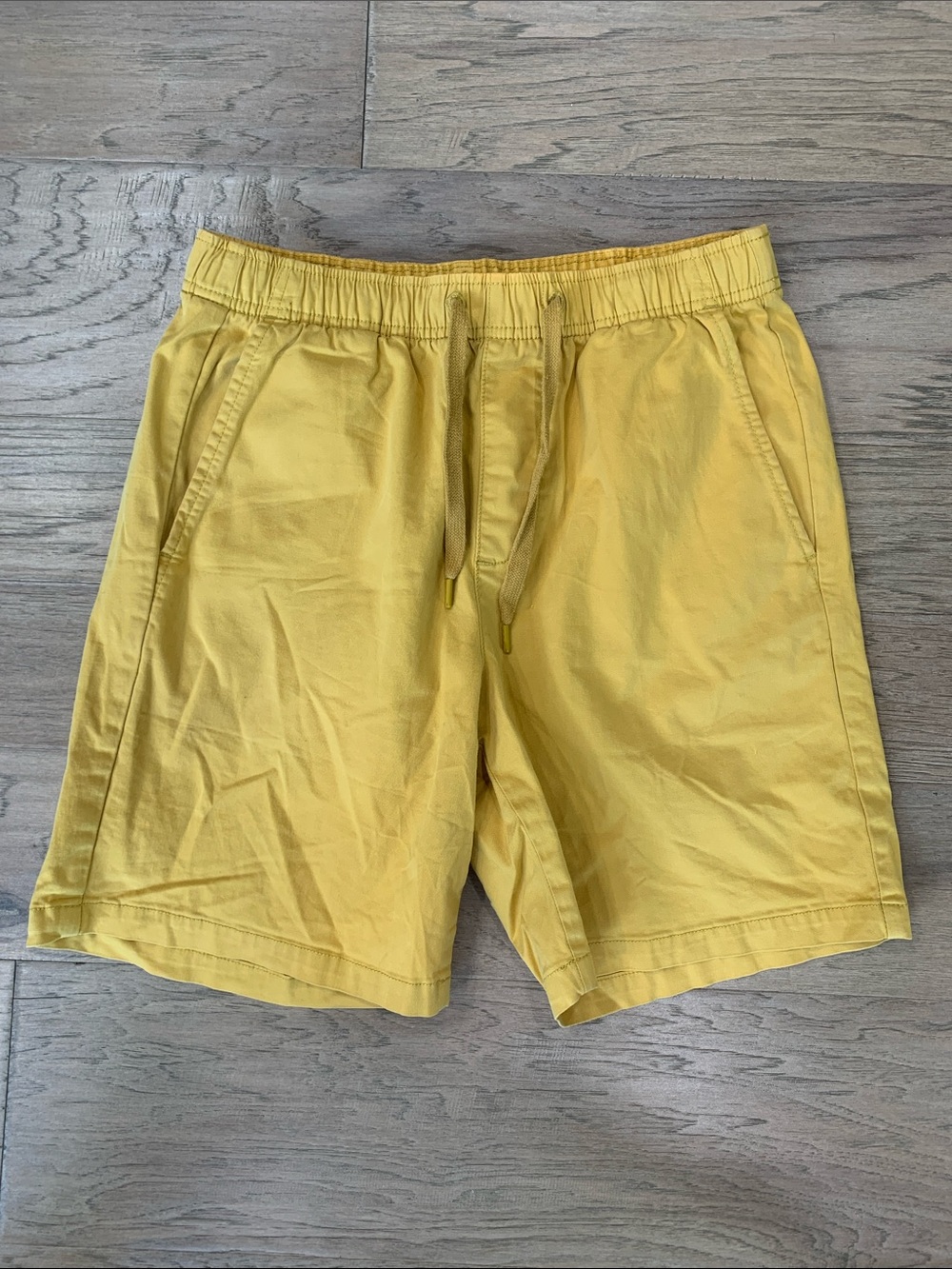GAP Men's 7’’ Easy Short Size XS Gilded Gold